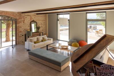Salle de bain moderne avec douche à l'italienne, murs en carreaux verts, double vasque et miroirs en bois.