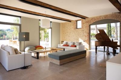 Salle de bain moderne avec douche à l'italienne, murs en carreaux verts, double vasque et miroirs en bois.