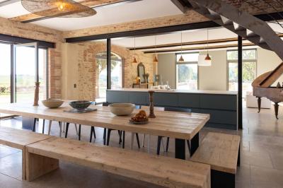 Salle de bain moderne avec douche à l'italienne, murs en carreaux verts, double vasque et miroirs en bois.