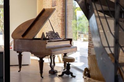 Salle de bain moderne avec douche à l'italienne, murs en carreaux verts, double vasque et miroirs en bois.