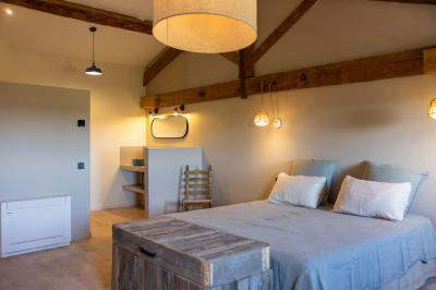 Salle de bain moderne avec douche à l'italienne, murs en carreaux verts, double vasque et miroirs en bois.