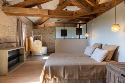 Salle de bain moderne avec douche à l'italienne, murs en carreaux verts, double vasque et miroirs en bois.
