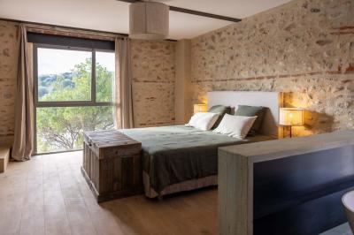 Salle de bain moderne avec douche à l'italienne, murs en carreaux verts, double vasque et miroirs en bois.