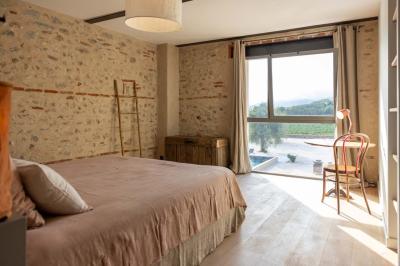Salle de bain moderne avec douche à l'italienne, murs en carreaux verts, double vasque et miroirs en bois.