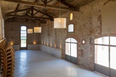 Salle de bain moderne avec douche à l'italienne, murs en carreaux verts, double vasque et miroirs en bois.