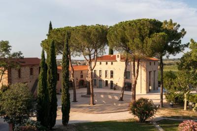 Salle de bain moderne avec douche à l'italienne, murs en carreaux verts, double vasque et miroirs en bois.