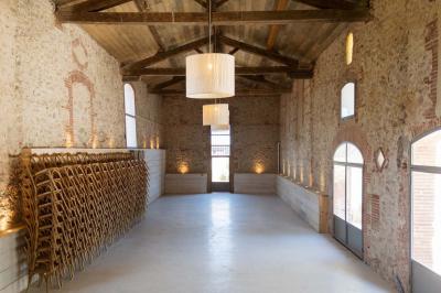 Salle de bain moderne avec douche à l'italienne, murs en carreaux verts, double vasque et miroirs en bois.