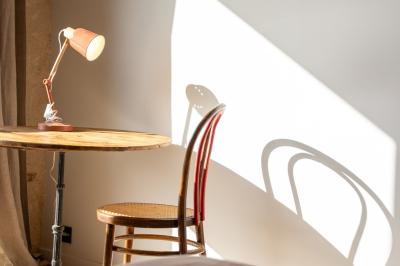 Salle de bain moderne avec douche à l'italienne, murs en carreaux verts, double vasque et miroirs en bois.