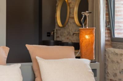 Salle de bain moderne avec douche à l'italienne, murs en carreaux verts, double vasque et miroirs en bois.