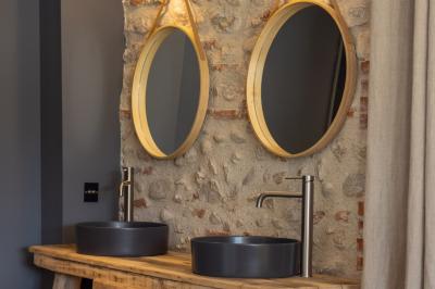 Salle de bain moderne avec douche à l'italienne, murs en carreaux verts, double vasque et miroirs en bois.