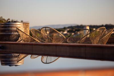Salle de bain moderne avec douche à l'italienne, murs en carreaux verts, double vasque et miroirs en bois.