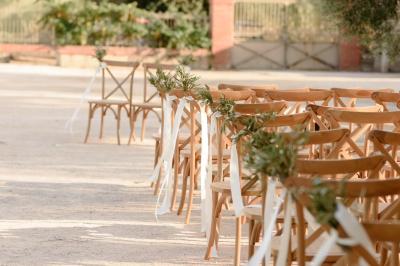 Salle de bain moderne avec douche à l'italienne, murs en carreaux verts, double vasque et miroirs en bois.