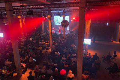 Miniature Location salle Bruxelles (Bruxelles-Capitale) - Silo Brussels #6 Façade d'un bâtiment illuminé en bleu avec un logo et une bannière ’Renault Tech Pop-Up’ au centre.