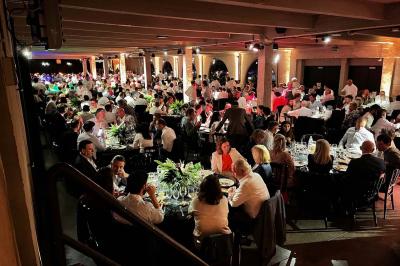 Miniature Location salle Bruxelles (Bruxelles-Capitale) - Silo Brussels #11 Façade d'un bâtiment illuminé en bleu avec un logo et une bannière ’Renault Tech Pop-Up’ au centre.