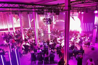 Miniature Location salle Bruxelles (Bruxelles-Capitale) - Silo Brussels #8 Façade d'un bâtiment illuminé en bleu avec un logo et une bannière ’Renault Tech Pop-Up’ au centre.