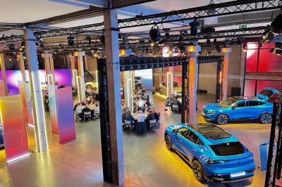 Miniature Location salle Bruxelles (Bruxelles-Capitale) - Silo Brussels #9 Façade d'un bâtiment illuminé en bleu avec un logo et une bannière ’Renault Tech Pop-Up’ au centre.