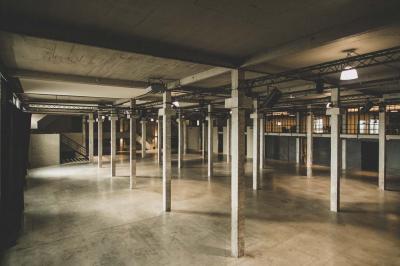 Miniature Location salle Bruxelles (Bruxelles-Capitale) - Silo Brussels #20 Façade d'un bâtiment illuminé en bleu avec un logo et une bannière ’Renault Tech Pop-Up’ au centre.