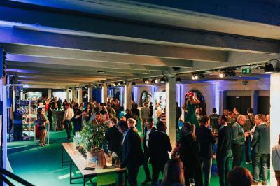 Miniature Location salle Bruxelles (Bruxelles-Capitale) - Silo Brussels #17 Façade d'un bâtiment illuminé en bleu avec un logo et une bannière ’Renault Tech Pop-Up’ au centre.