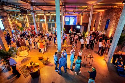 Miniature Location salle Bruxelles (Bruxelles-Capitale) - Silo Brussels #10 Façade d'un bâtiment illuminé en bleu avec un logo et une bannière ’Renault Tech Pop-Up’ au centre.