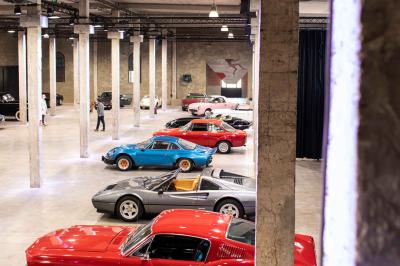 Miniature Location salle Bruxelles (Bruxelles-Capitale) - Silo Brussels #21 Façade d'un bâtiment illuminé en bleu avec un logo et une bannière ’Renault Tech Pop-Up’ au centre.