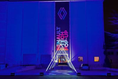 Miniature Location salle Bruxelles (Bruxelles-Capitale) - Silo Brussels #25 Façade d'un bâtiment illuminé en bleu avec un logo et une bannière ’Renault Tech Pop-Up’ au centre.