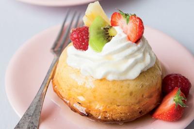 Miniature Traiteur Lattes (Hérault) - A la Bonne Franquette #18 Borne photo interactive éclairée entourée de poteaux dorés et cordons rouges sur un tapis rouge dans une salle lumineuse.