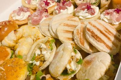 Miniature Traiteur Lattes (Hérault) - A la Bonne Franquette #11 Borne photo interactive éclairée entourée de poteaux dorés et cordons rouges sur un tapis rouge dans une salle lumineuse.