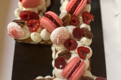 Miniature Traiteur Lattes (Hérault) - A la Bonne Franquette #21 Borne photo interactive éclairée entourée de poteaux dorés et cordons rouges sur un tapis rouge dans une salle lumineuse.