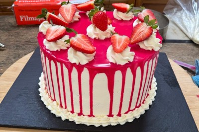 Miniature Traiteur Lattes (Hérault) - A la Bonne Franquette #22 Borne photo interactive éclairée entourée de poteaux dorés et cordons rouges sur un tapis rouge dans une salle lumineuse.