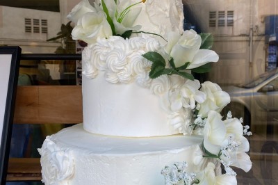 Miniature Traiteur Lattes (Hérault) - A la Bonne Franquette #23 Borne photo interactive éclairée entourée de poteaux dorés et cordons rouges sur un tapis rouge dans une salle lumineuse.