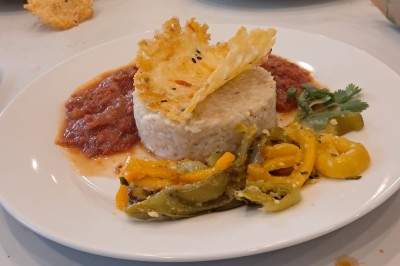 Miniature Traiteur Lattes (Hérault) - A la Bonne Franquette #13 Borne photo interactive éclairée entourée de poteaux dorés et cordons rouges sur un tapis rouge dans une salle lumineuse.