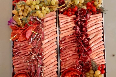 Miniature Traiteur Lattes (Hérault) - A la Bonne Franquette #12 Borne photo interactive éclairée entourée de poteaux dorés et cordons rouges sur un tapis rouge dans une salle lumineuse.