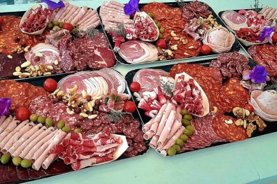 Miniature Traiteur Lattes (Hérault) - A la Bonne Franquette #24 Borne photo interactive éclairée entourée de poteaux dorés et cordons rouges sur un tapis rouge dans une salle lumineuse.