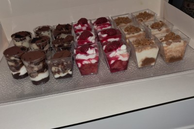 Miniature Traiteur Lattes (Hérault) - A la Bonne Franquette #25 Borne photo interactive éclairée entourée de poteaux dorés et cordons rouges sur un tapis rouge dans une salle lumineuse.