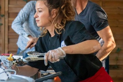 Miniature Traiteur Lattes (Hérault) - A la Bonne Franquette #26 Borne photo interactive éclairée entourée de poteaux dorés et cordons rouges sur un tapis rouge dans une salle lumineuse.