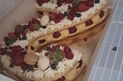 Miniature Traiteur Lattes (Hérault) - A la Bonne Franquette #27 Borne photo interactive éclairée entourée de poteaux dorés et cordons rouges sur un tapis rouge dans une salle lumineuse.