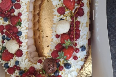 Miniature Traiteur Lattes (Hérault) - A la Bonne Franquette #28 Borne photo interactive éclairée entourée de poteaux dorés et cordons rouges sur un tapis rouge dans une salle lumineuse.