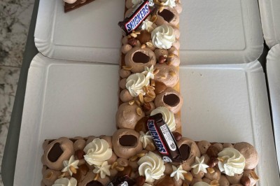 Miniature Traiteur Lattes (Hérault) - A la Bonne Franquette #29 Borne photo interactive éclairée entourée de poteaux dorés et cordons rouges sur un tapis rouge dans une salle lumineuse.