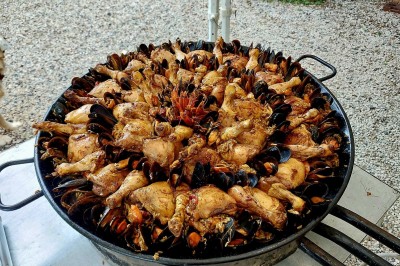 Miniature Traiteur Lattes (Hérault) - A la Bonne Franquette #10 Borne photo interactive éclairée entourée de poteaux dorés et cordons rouges sur un tapis rouge dans une salle lumineuse.