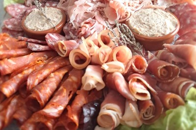 Miniature Traiteur Lattes (Hérault) - A la Bonne Franquette #3 Borne photo interactive éclairée entourée de poteaux dorés et cordons rouges sur un tapis rouge dans une salle lumineuse.