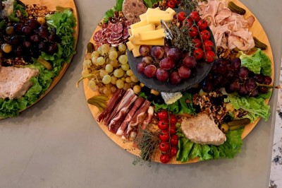 Miniature Traiteur Lattes (Hérault) - A la Bonne Franquette #30 Borne photo interactive éclairée entourée de poteaux dorés et cordons rouges sur un tapis rouge dans une salle lumineuse.