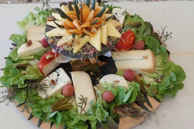 Miniature Traiteur Lattes (Hérault) - A la Bonne Franquette #20 Borne photo interactive éclairée entourée de poteaux dorés et cordons rouges sur un tapis rouge dans une salle lumineuse.