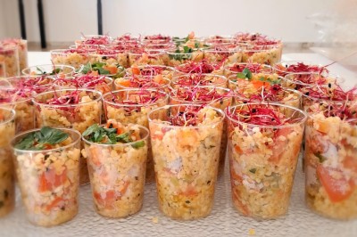 Miniature Traiteur Lattes (Hérault) - A la Bonne Franquette #31 Borne photo interactive éclairée entourée de poteaux dorés et cordons rouges sur un tapis rouge dans une salle lumineuse.