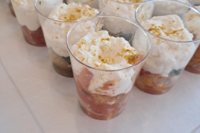 Miniature Traiteur Lattes (Hérault) - A la Bonne Franquette #32 Borne photo interactive éclairée entourée de poteaux dorés et cordons rouges sur un tapis rouge dans une salle lumineuse.