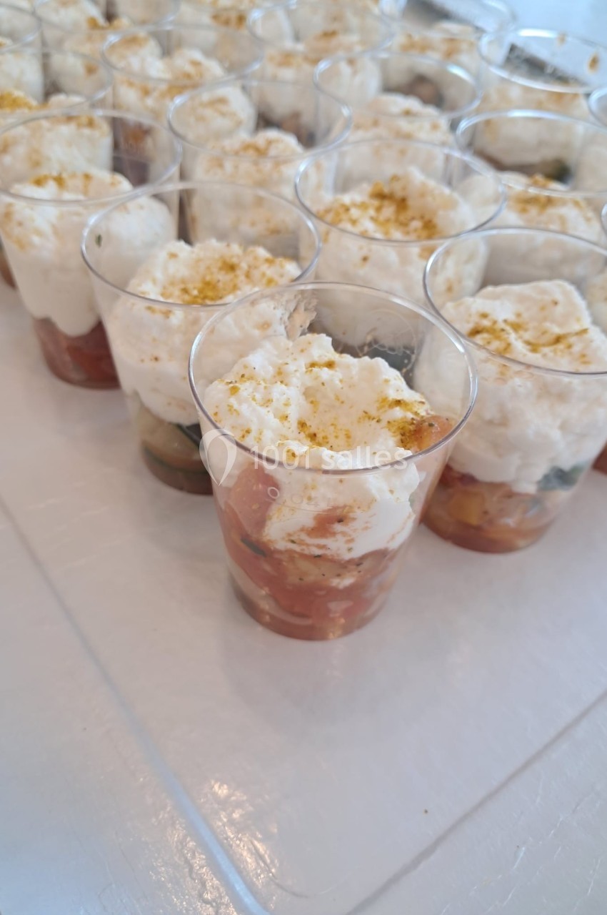 Verrines individuelles garnies de mousse blanche et d'une préparation colorée à base de légumes ou fruits en dés.