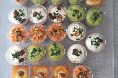 Miniature Traiteur Lattes (Hérault) - A la Bonne Franquette #33 Borne photo interactive éclairée entourée de poteaux dorés et cordons rouges sur un tapis rouge dans une salle lumineuse.