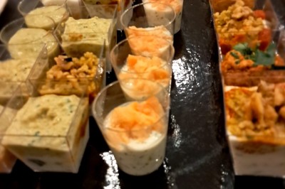 Miniature Traiteur Lattes (Hérault) - A la Bonne Franquette #34 Borne photo interactive éclairée entourée de poteaux dorés et cordons rouges sur un tapis rouge dans une salle lumineuse.