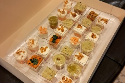 Miniature Traiteur Lattes (Hérault) - A la Bonne Franquette #35 Borne photo interactive éclairée entourée de poteaux dorés et cordons rouges sur un tapis rouge dans une salle lumineuse.