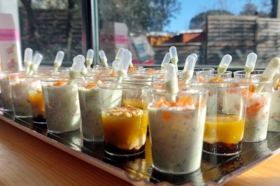 Miniature Traiteur Lattes (Hérault) - A la Bonne Franquette #36 Borne photo interactive éclairée entourée de poteaux dorés et cordons rouges sur un tapis rouge dans une salle lumineuse.