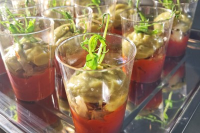 Miniature Traiteur Lattes (Hérault) - A la Bonne Franquette #37 Borne photo interactive éclairée entourée de poteaux dorés et cordons rouges sur un tapis rouge dans une salle lumineuse.